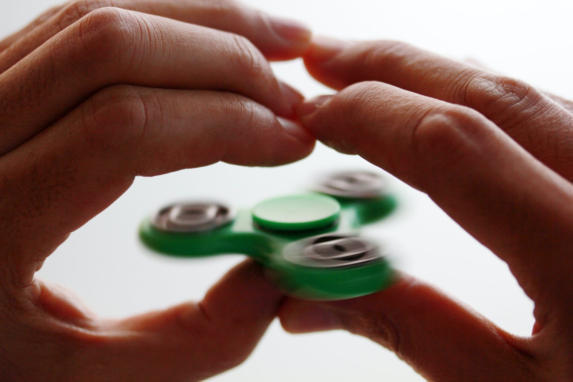 Fidget spin folosit de persoanele hiperactive pentru a se calma